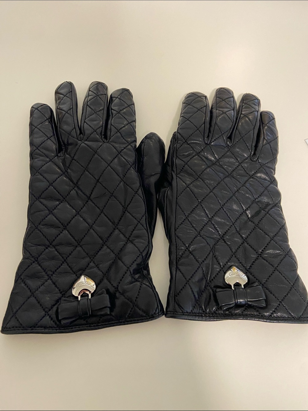 Coach Quilted Leather Bow And Heart Charm Gloves A1